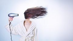 تجفيف الشعر بالهواء الساخن ينذر بنتائج كارثية