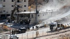 الاحتلال يجبر عائلة مسالمة على هدم منزلها