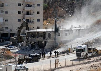 الاحتلال يجبر عائلة مسالمة على هدم منزلها