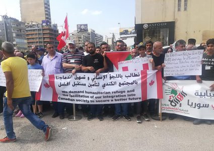 لاجئون فلسطينيون أمام السفارة الكندية يطالبون بالهجرة