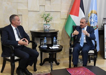 اشتية يطلع ميلادينوف على إجراءات الحكومة للانفكاك عن الاحتلال