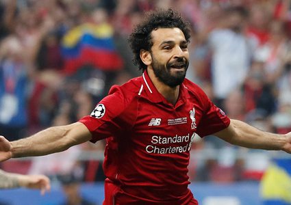 صورة لصلاح مع زوجة لاعب شهير تثير ضجة