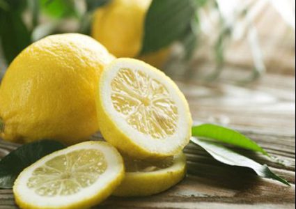 الليمون ومعجون الأسنان لمرفق ناصع البياض