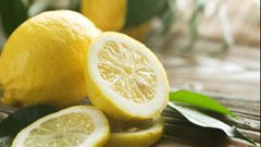 الليمون ومعجون الأسنان لمرفق ناصع البياض