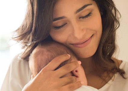 "الأذان في أذن المولود" أحكام وأهمية من السنة النبويّة