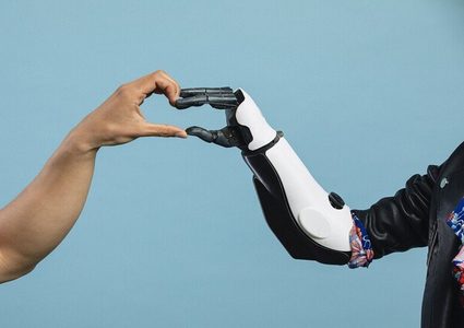 قفاز يساعد مرتدي الأيدي الاصطناعية على الإحساس مجددا