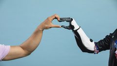 قفاز يساعد مرتدي الأيدي الاصطناعية على الإحساس مجددا