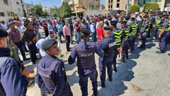 آلاف المعلمين الأردنيين يحتجون للمطالبة بزيادة رواتبهم