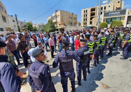 آلاف المعلمين الأردنيين يحتجون للمطالبة بزيادة رواتبهم