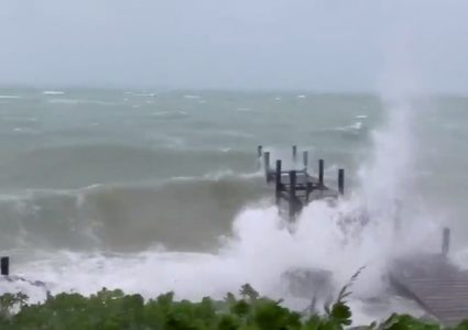 آثار إعصار "دوريان" المدمر في مطار باهاماس