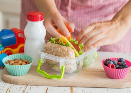 لتجنب اصابته بوعكة صحية..أطعمة يمنع إرسالها مع الطفل إلى المدرسة