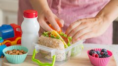 لتجنب اصابته بوعكة صحية..أطعمة يمنع إرسالها مع الطفل إلى المدرسة