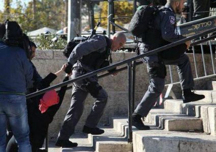 القدس: قوات الاحتلال تقمع وقفة منددة بقتل النساء أمام باب العامود