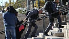 القدس: قوات الاحتلال تقمع وقفة منددة بقتل النساء أمام باب العامود