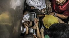 صور من وداع جثمان الشهيد الطفل خالد إياد الربعي (14 عامًا) الذي قضى برصاص الاحتلال شرق مدينة غزة.