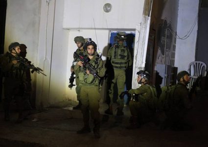 قوات الاحتلال تعتقل فتيان من الخليل والعيسوية