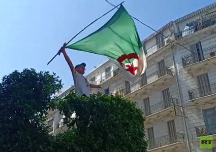 الجزائر.. تواصل الاحتجاجات المُطالبة بتسليم السلطة للشعب