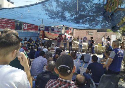 المواطنون يؤدون صلاة الجمعة بخيمة الاعتصام إسنادا للأسرى