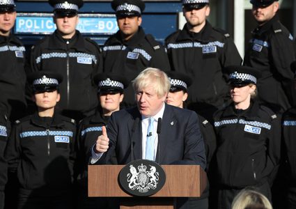 شاهد: شرطية يغمى عليها.. ورئيس وزراء بريطانيا يكمل خطابه