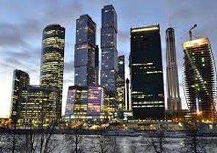 مغامر جريء يمشي على حبل مشدود بين ناطحتي سحاب في موسكو