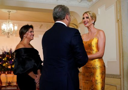 إيفانكا ترامب تظهر بفستان ذهبي أصفر خلال حفل عشاء في كولومبيا