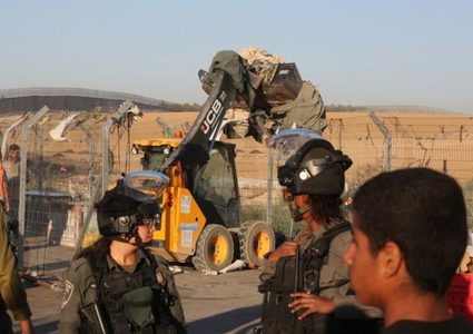 الاحتلال يعتقل مواطناً من الخليل ويستولي على مولد كهربائي