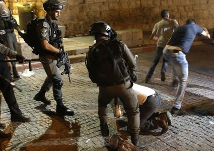 إصابة شاب خلال مواجهات مع الاحتلال في العيسوية