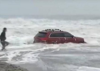 سيارة عالقة وسط الأمواج العاتية لحظة اقتراب إعصار "دوريان"