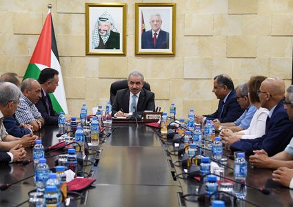 اشتية يتعهد بإنهاء اشكاليات موظفي الإعلام الرسمي المالية في غزة