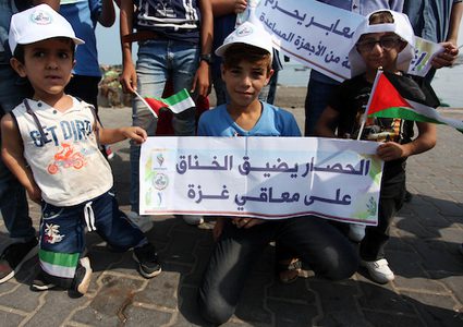 وقفة احتجاجية لذوي الإعاقة على الحصار المفروض على قطاع غزة