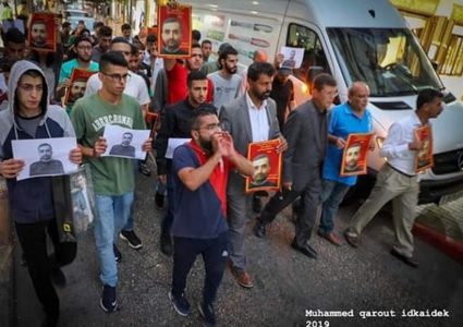 مسيرة في نابلس تحمل الاحتلال مسؤولية استشهاد الأسير السايح