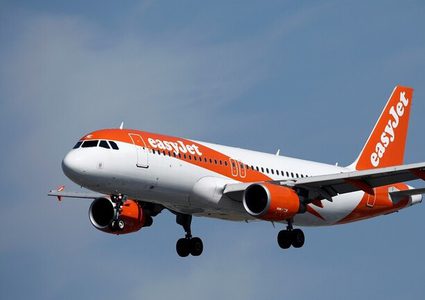 راكب يقود طائرة بعد غياب أحد الطيارين