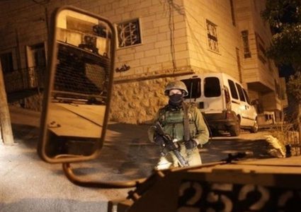 الاحتلال يختطف مواطنا من مكان عمله في بلدة العيزرية