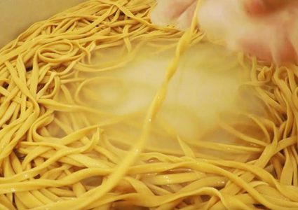 اليابان.. طاه يدخل موسوعة غينيس بأطول طبخة نودلز