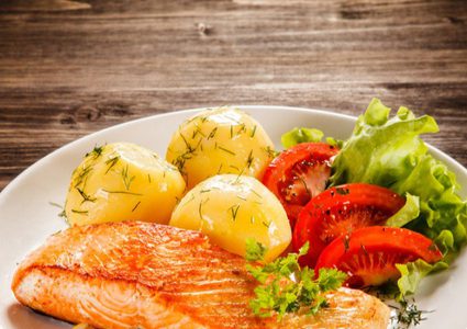 طريقة عمل سلمون بالخضار