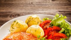 طريقة عمل سلمون بالخضار