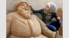 رنا الرملاوي تحول الرمل إلى مجسمات فنية وابداعية في غزة