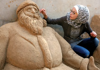 رنا الرملاوي تحول الرمل إلى مجسمات فنية وابداعية في غزة