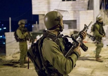 اعتقال (12) مواطنا من الضفة