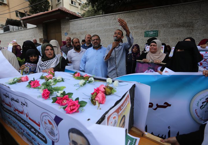 تضامن شعبي واسع في قطاع غزة مع الأسير بسام السايح عقب استشهاده في سجون الاحتلال الاسرائيلي جراء سياسة الاهمال الطبي