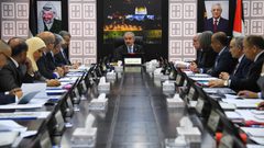 مجلس الوزراء يدين سياسة الإهمال الطبي ويشيد بصمود أسرانا