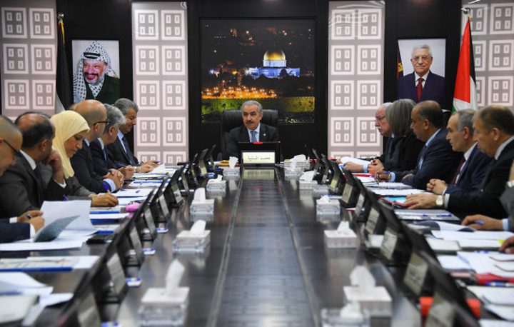مجلس الوزراء يدين سياسة الإهمال الطبي ويشيد بصمود أسرانا