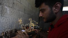 شاب من غزة يبدع في تشكيل الهدايا اليدوية بالأسلاك المضيئة