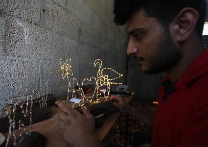 شاب من غزة يبدع في تشكيل الهدايا اليدوية بالأسلاك المضيئة