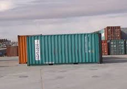 حاوية بضائع كادت أن تسحق سائق دراجة