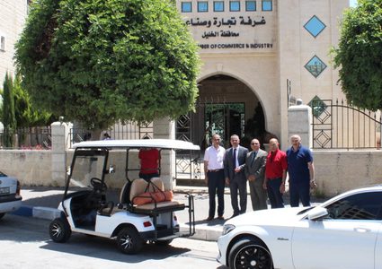 الإسلامي الفلسطيني يتبرع بسيارة لنقل المرضى والمسنين في الخليل