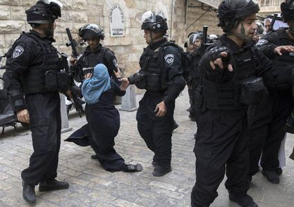الاحتلال يعتقل مقدسية ويستدعي آخرين للتحقيق
