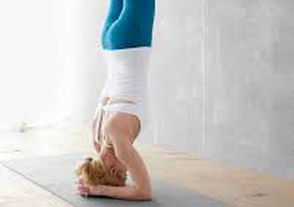 ما هي الفوائد الصحية لرياضة الوقوف على الرأس 5 دقائق يوميًا ؟