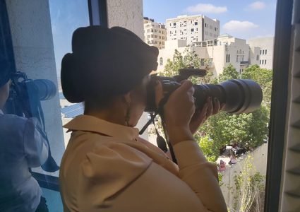 " حنان سعادة "  مصورة طيور فلسطينية .. ترصد وتصور وتوثق