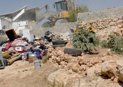 الاحتلال يهدم خياما وغرفا سكنية في مسافر يطا